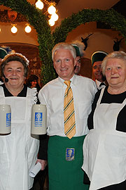 Richard Süßmeier alias "Bedienung Maria" (li.), Augustiner-Keller Wirt Ludwig Högenauer, "Kollegin" Maria (Foto: Ingrid Grossmann)